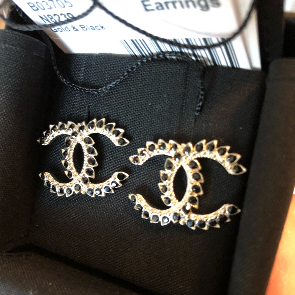 ❌SOLD❌ CHANEL 20A Black Crystal XL Gold Earrings - Picture 6 of 12